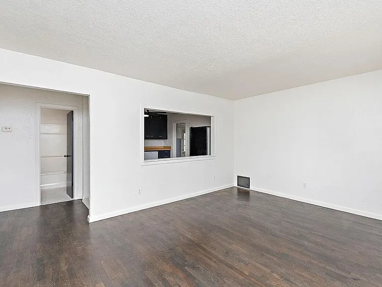 5400 NE 49th St — Photo 3