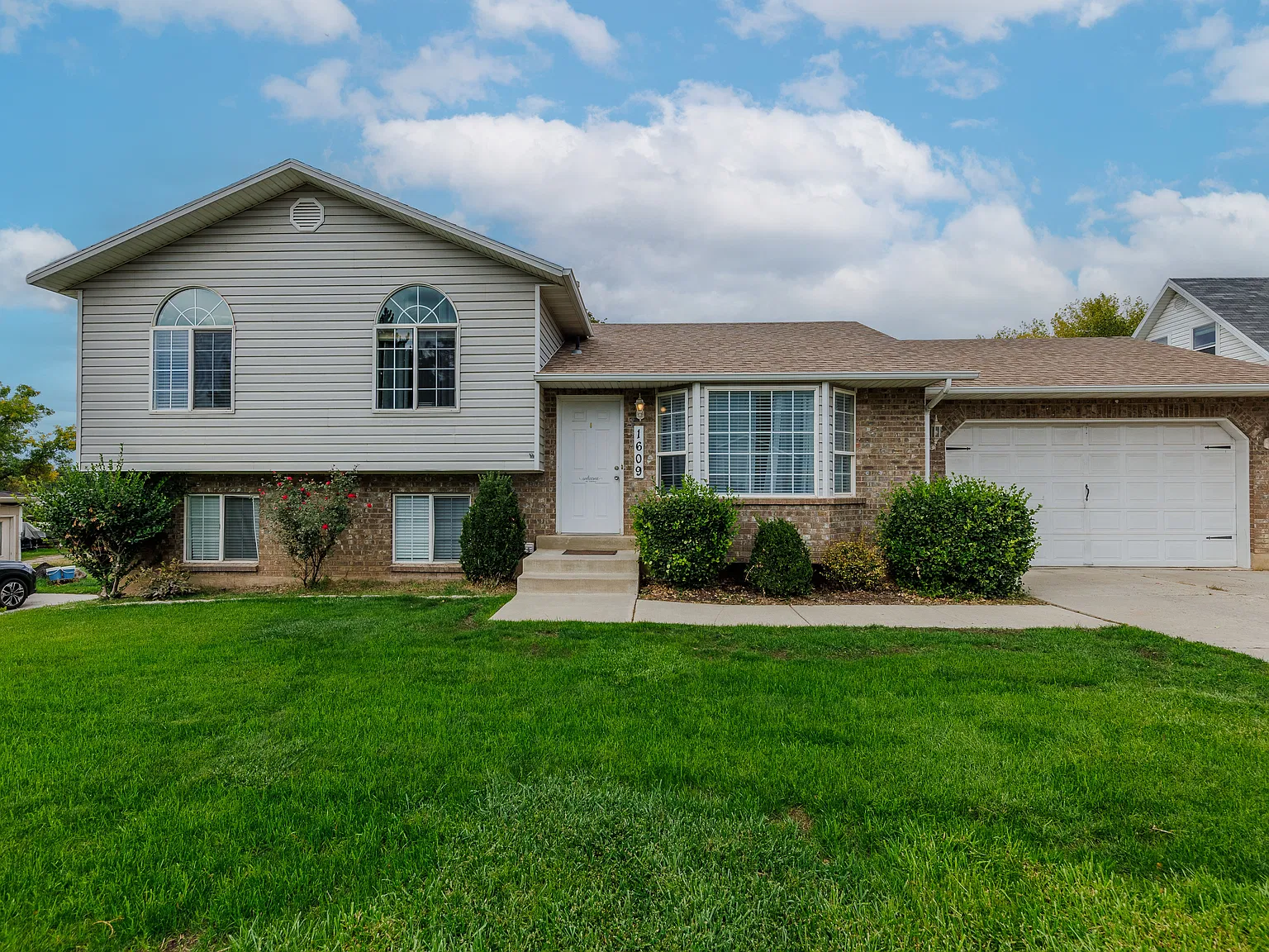 4 bed, 2.5 bath, 2300 sqft, $2,350 — Photo 1