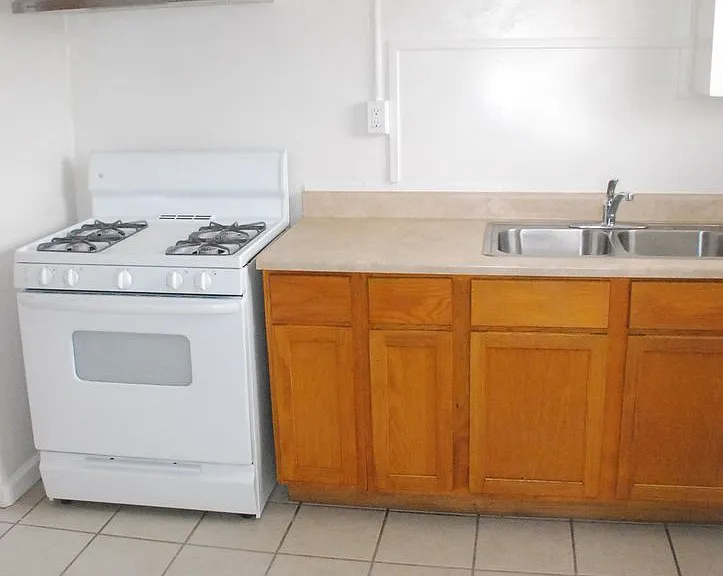 158 N Ventura Ave — Photo 3