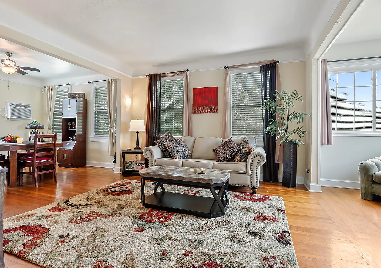 Charming Spacious 2-Bedroom House — Photo 2
