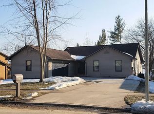 2617 Iris Ave NW, Cedar Rapids, IA 52405