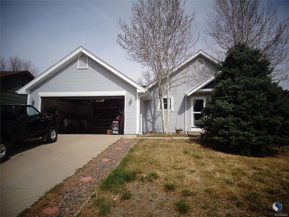 Front View/ 2 car garage