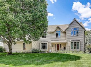 5555 S Andrae Dr, New Berlin, WI 53151