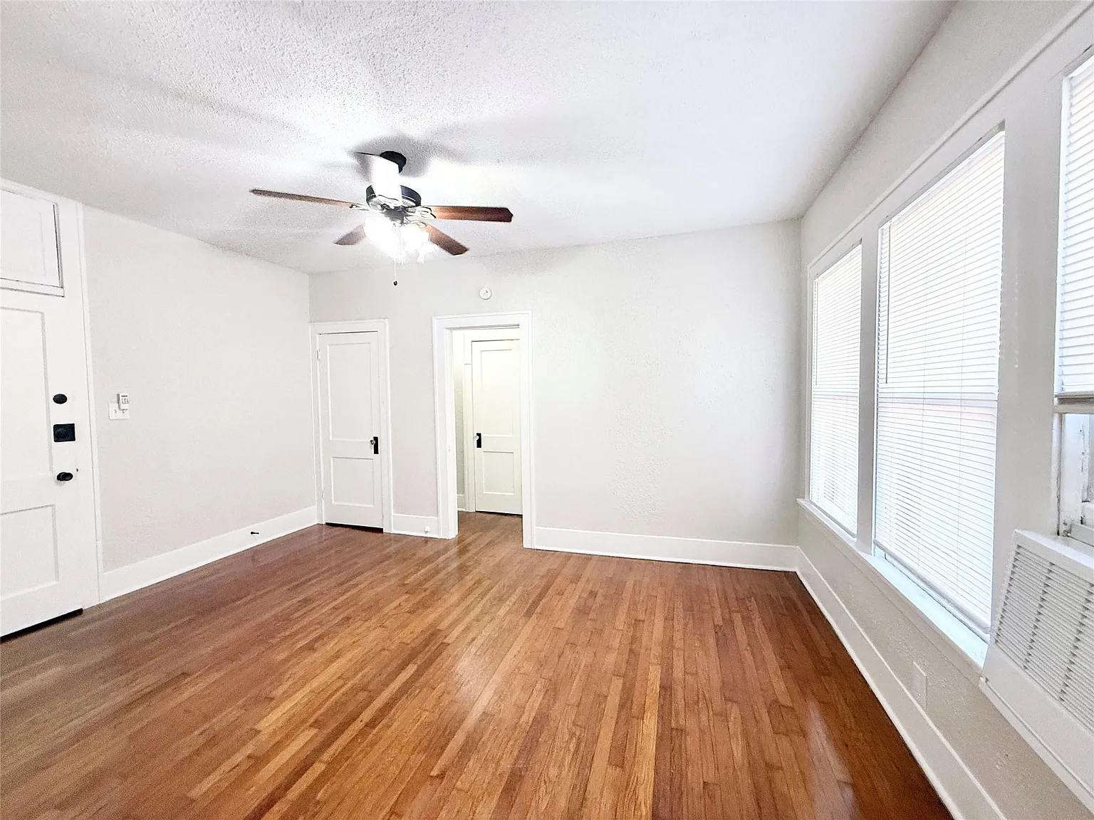 Studio, 1.0 bath, $935 — Photo 2