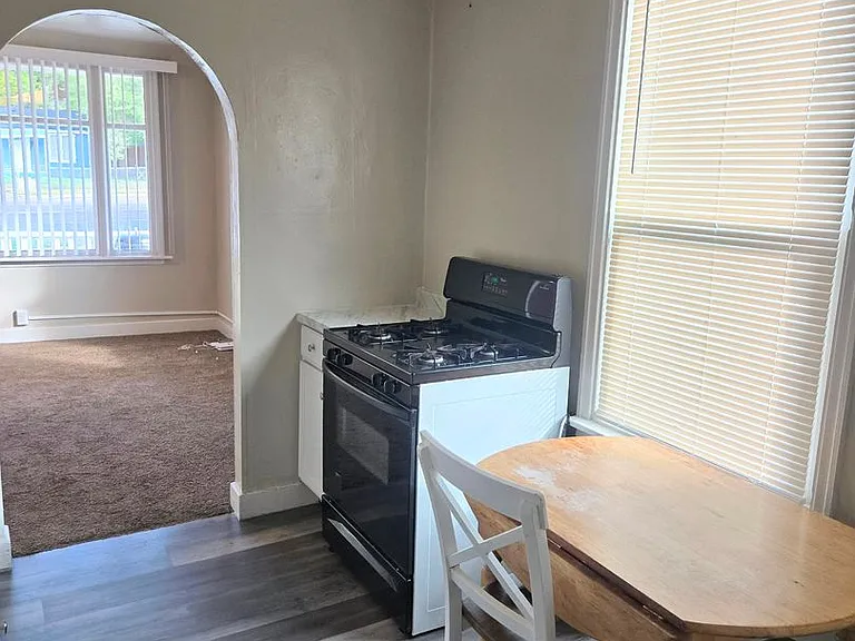 667 30th St — Photo 3