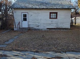 713 1st St E, Roundup, MT 59072