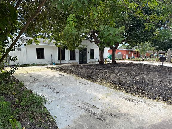 2nd image of 4164 SW 52nd St
