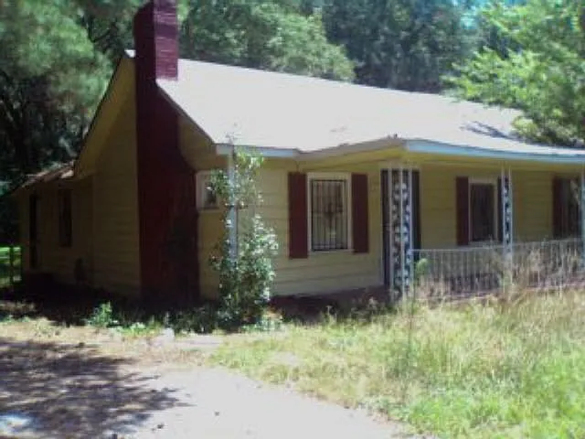 108 Fairburn Rd SW photo 1