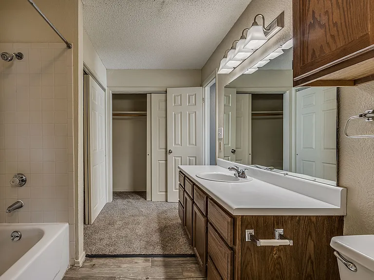 Lexington Commons - Bathroom