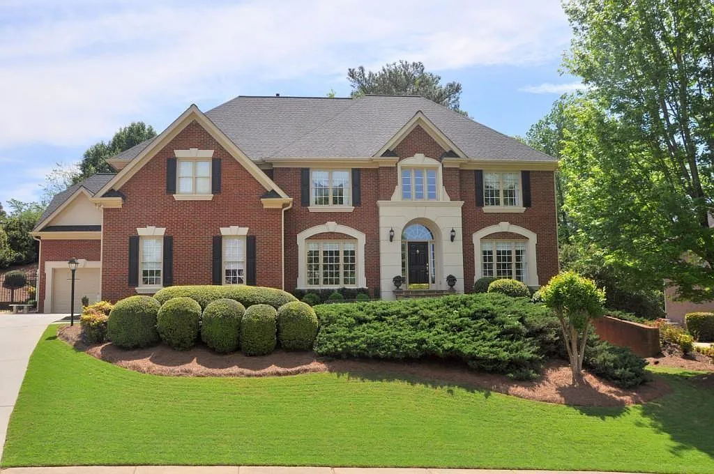 5 bed, 5.0 bath, 6081 sqft, $5,200 — Photo 1