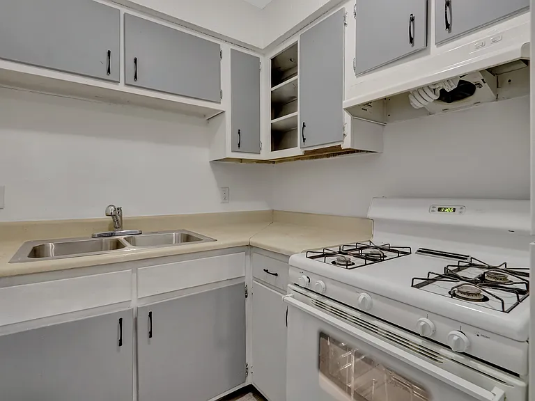 Greenbriar Apartments — Photo 49