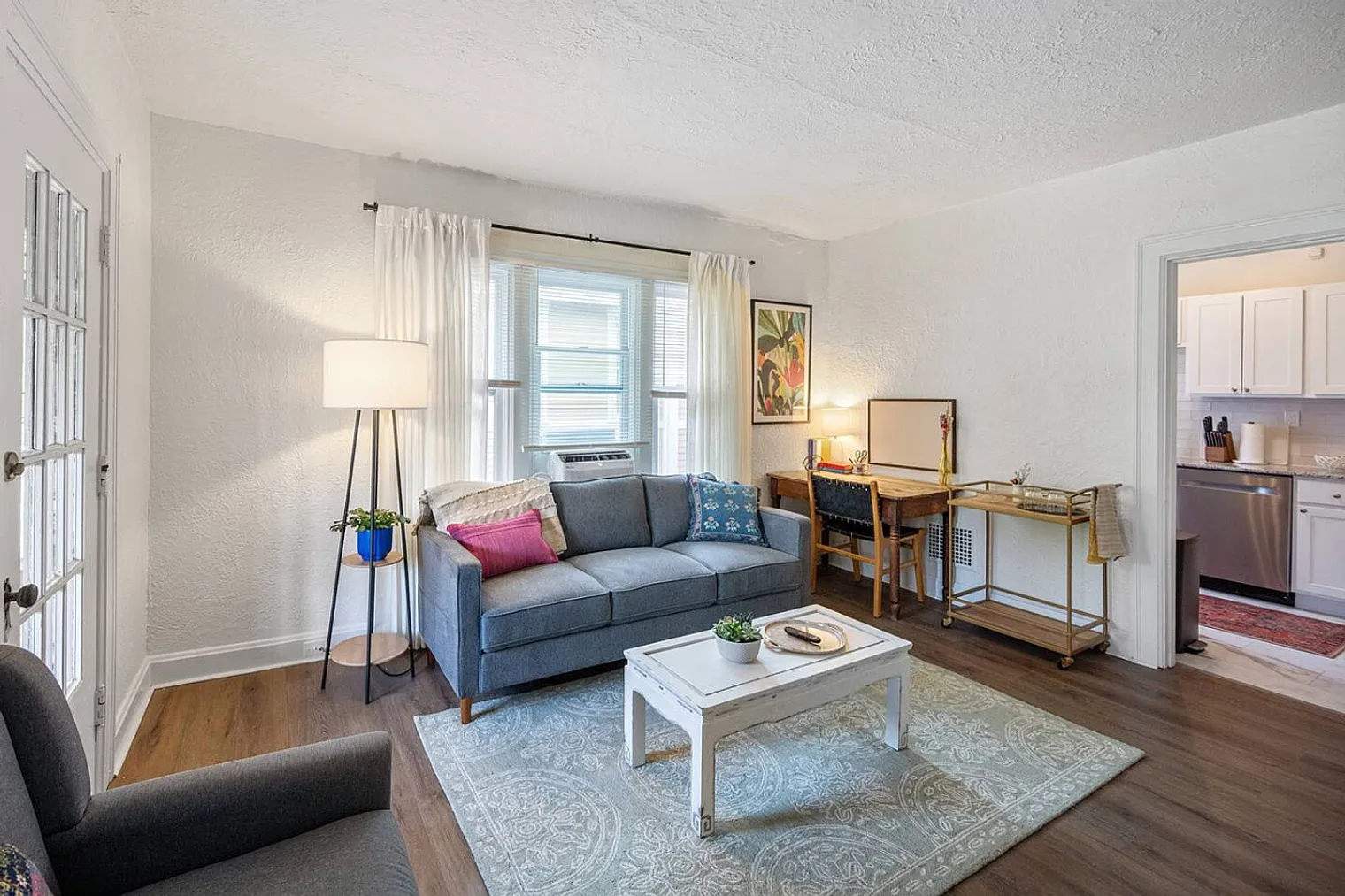 1 bed, 1.0 bath, 721 sqft, $2,487 — Photo 2