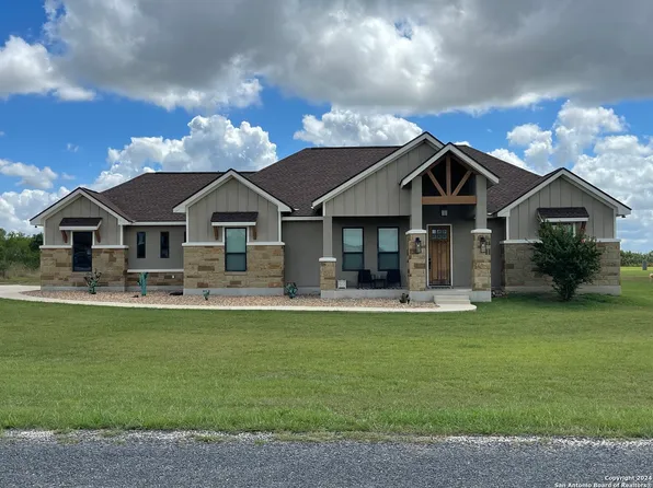 204 GENTLE BREEZE, Floresville, TX 78114