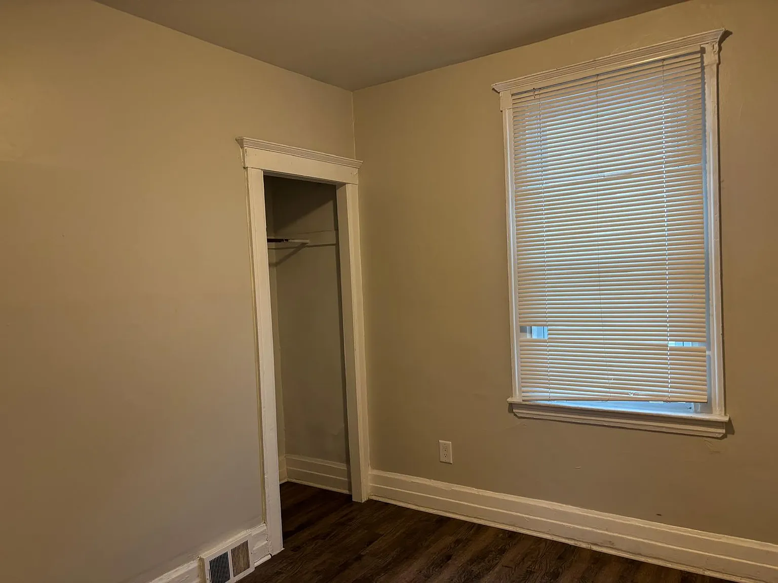 4 bed, 1320 sqft, $1,000 — Photo 2