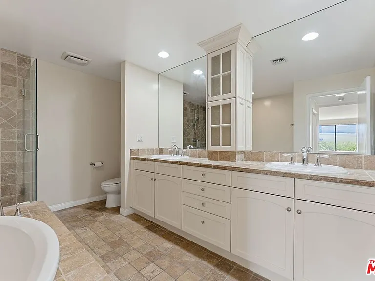 1315 Roxbury Dr #201 — Photo 20