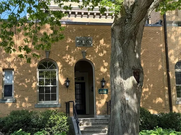 60 Glen Rd #306, Brookline, MA 02445