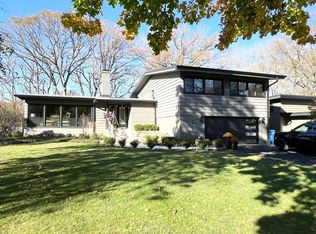 2916 Twin Oaks Dr, Highland Park, IL 60035
