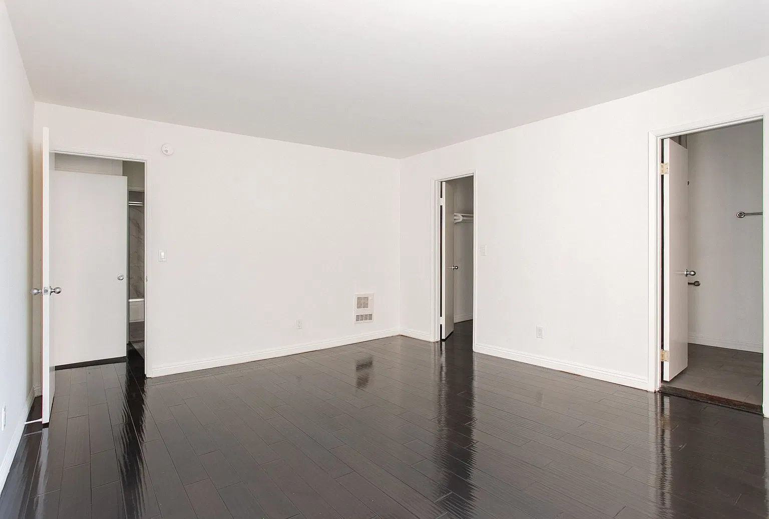 West Knoll Plaza Apartments — Photo 4