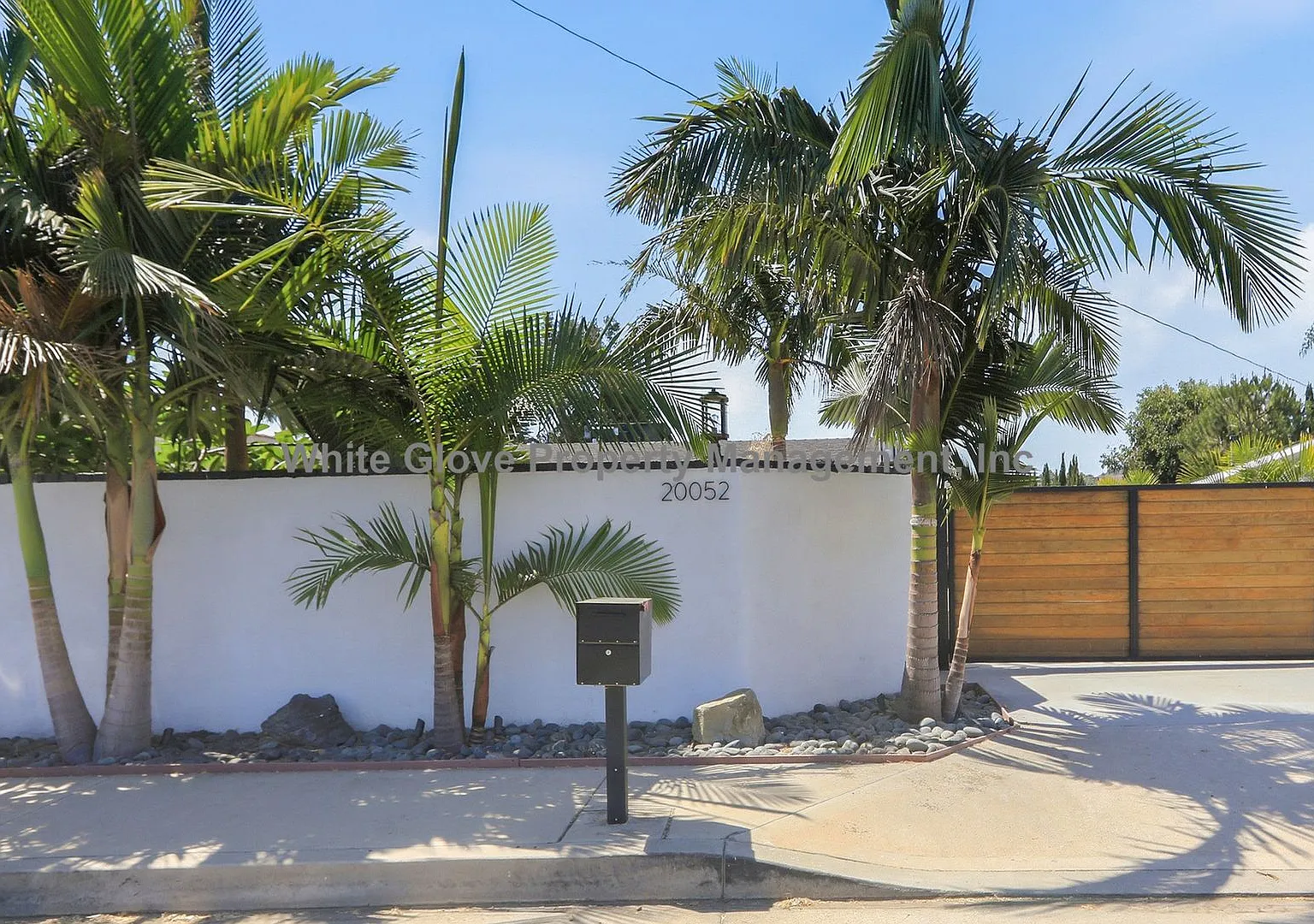 Rare Gated Orange Park Acres 3 Bedroom Property Featuring a Commercial Workshop & Studio — Photo 1