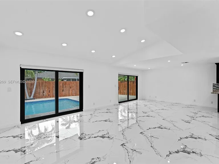 732 SW 95th Ter — Photo 11