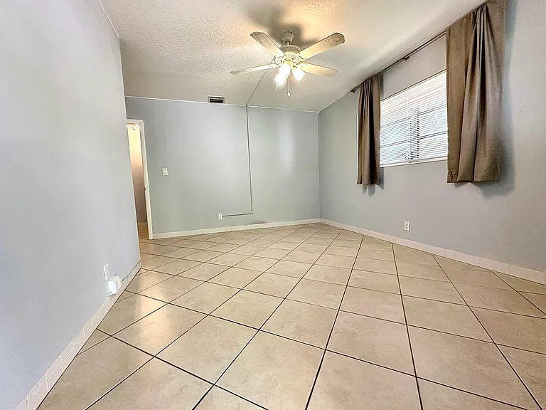 1261 SE 4th St #2 — Photo 6