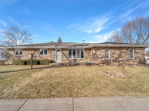 34 Saint Charles Pl, Little Chute, WI 54140