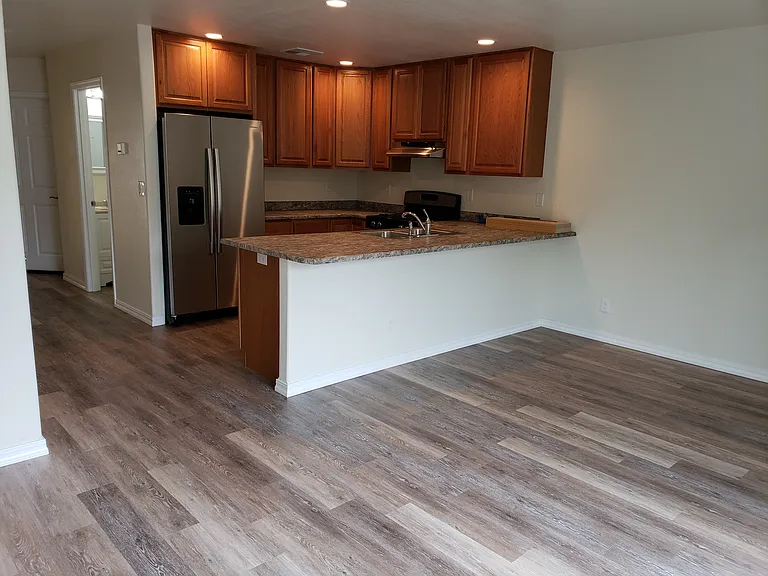 657 SE 8th St — Photo 4