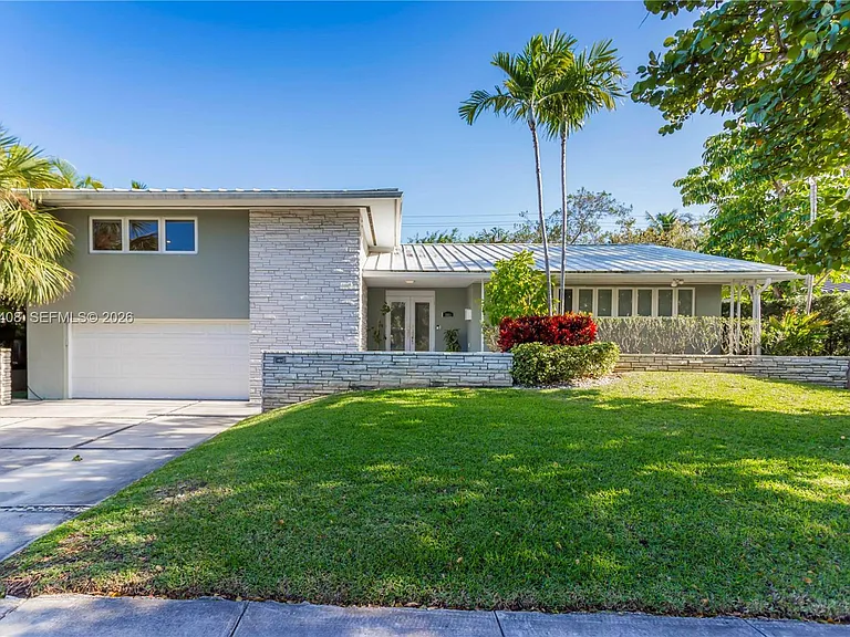 301 Shore Dr E — Photo 1