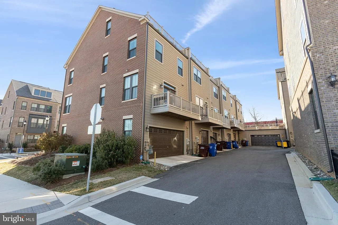 4 bed, 2256 sqft, $3,950 — Photo 3
