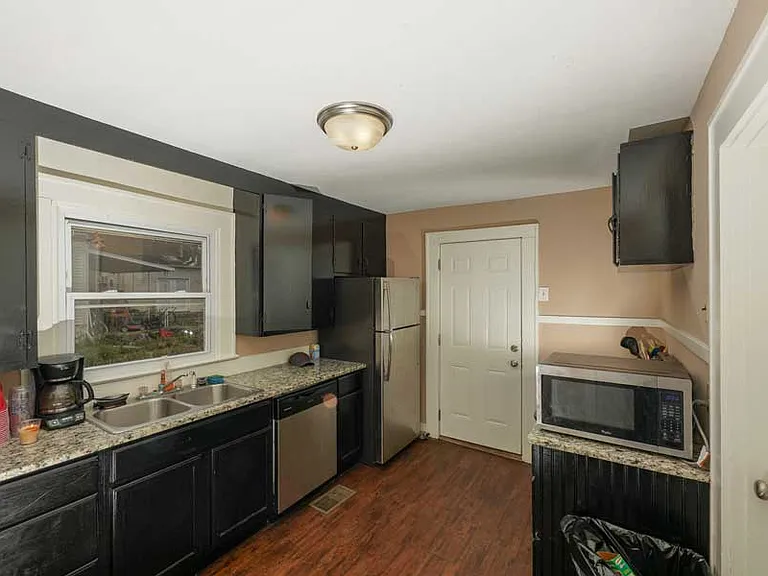 708 Cabell Dr — Photo 3