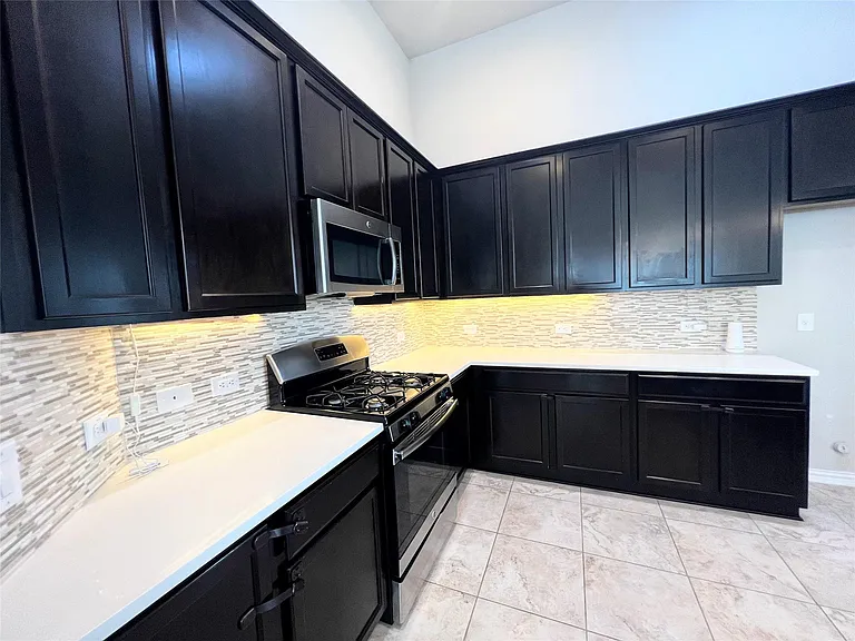 613 Palmilla St — Photo 17