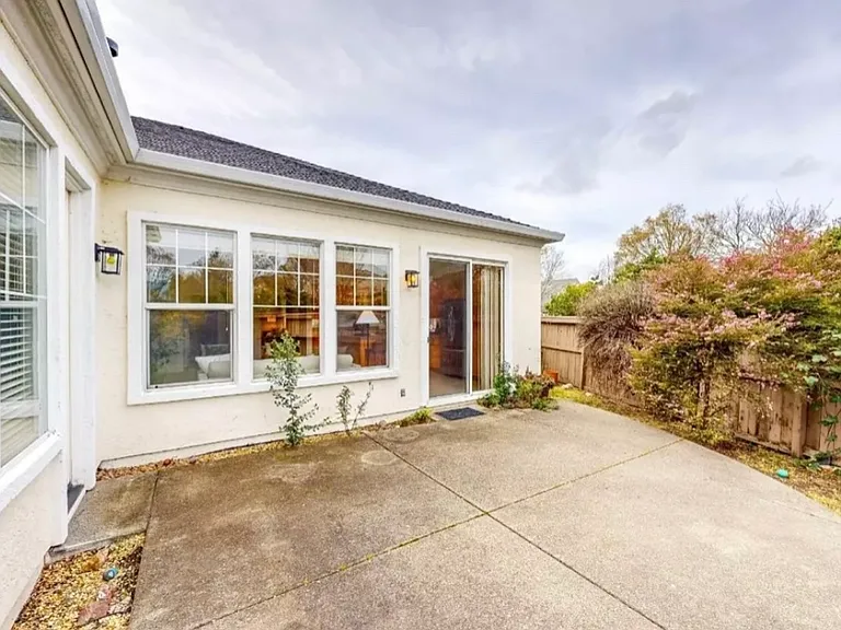 402 Dove Ln — Photo 22