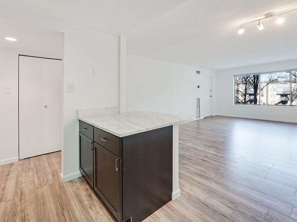Kitchen breakfast bar.