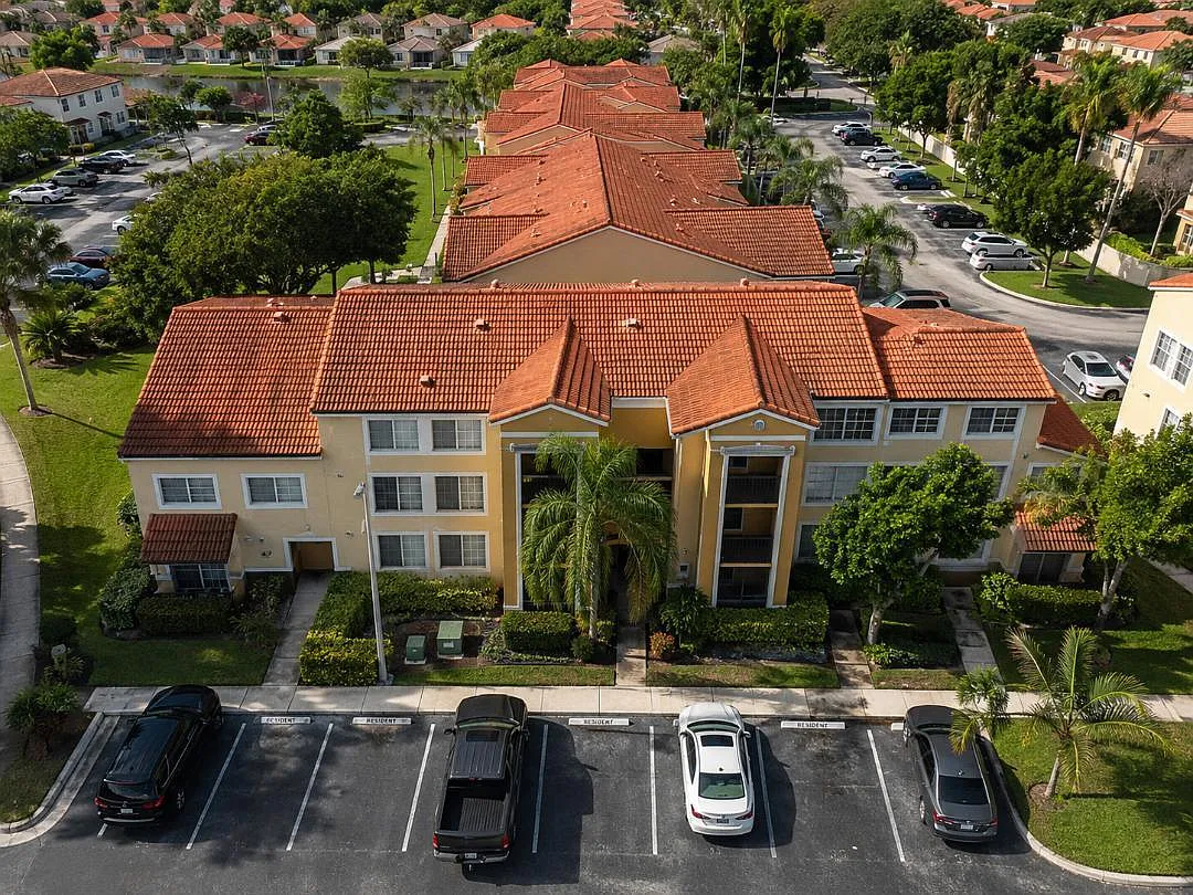 2 bed, 1.0 bath, 917 sqft, $3,000 — Photo 2
