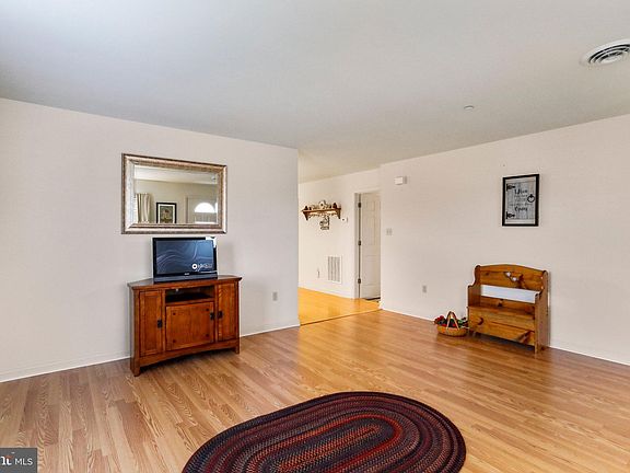 3rd image of 313 Winding Oak Dr