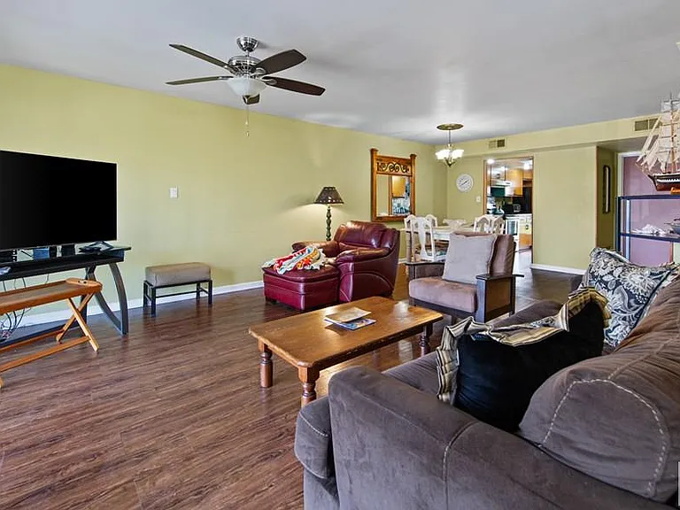 114 E Dolphin St #A — Photo 6