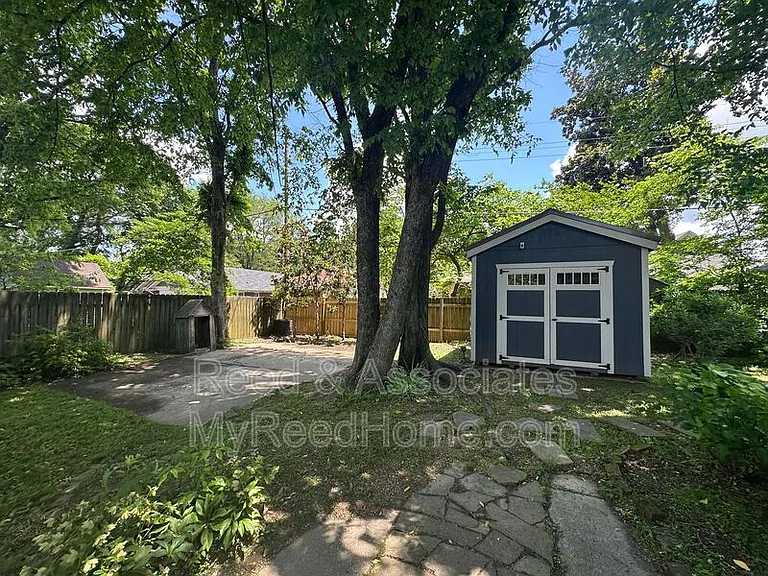 1042 Blythe St — Photo 16