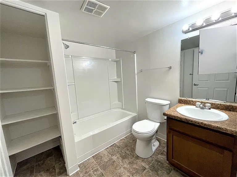 Charter Oaks Apartments — Photo 104
