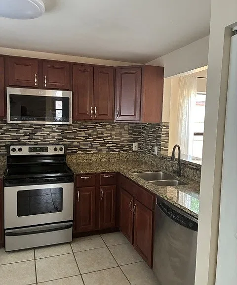 596 Swallow Ct — Photo 4