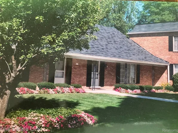 1750 Tiverton Rd Unit 28, Bloomfield Hills, MI 48304
