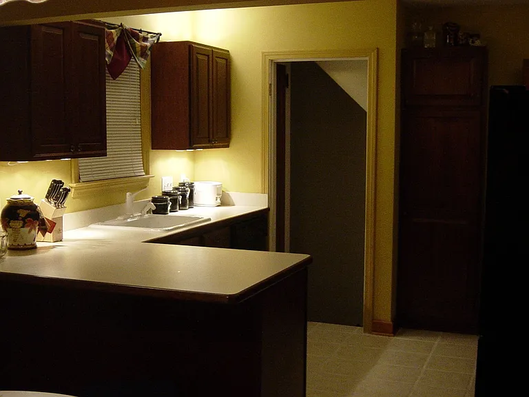 Kitchen cabinet lighting
