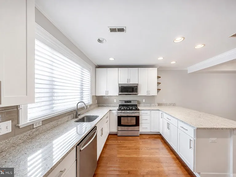 1505 Spring Pl NW — Photo 6