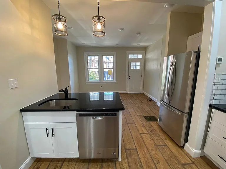 445 Manor St — Photo 4