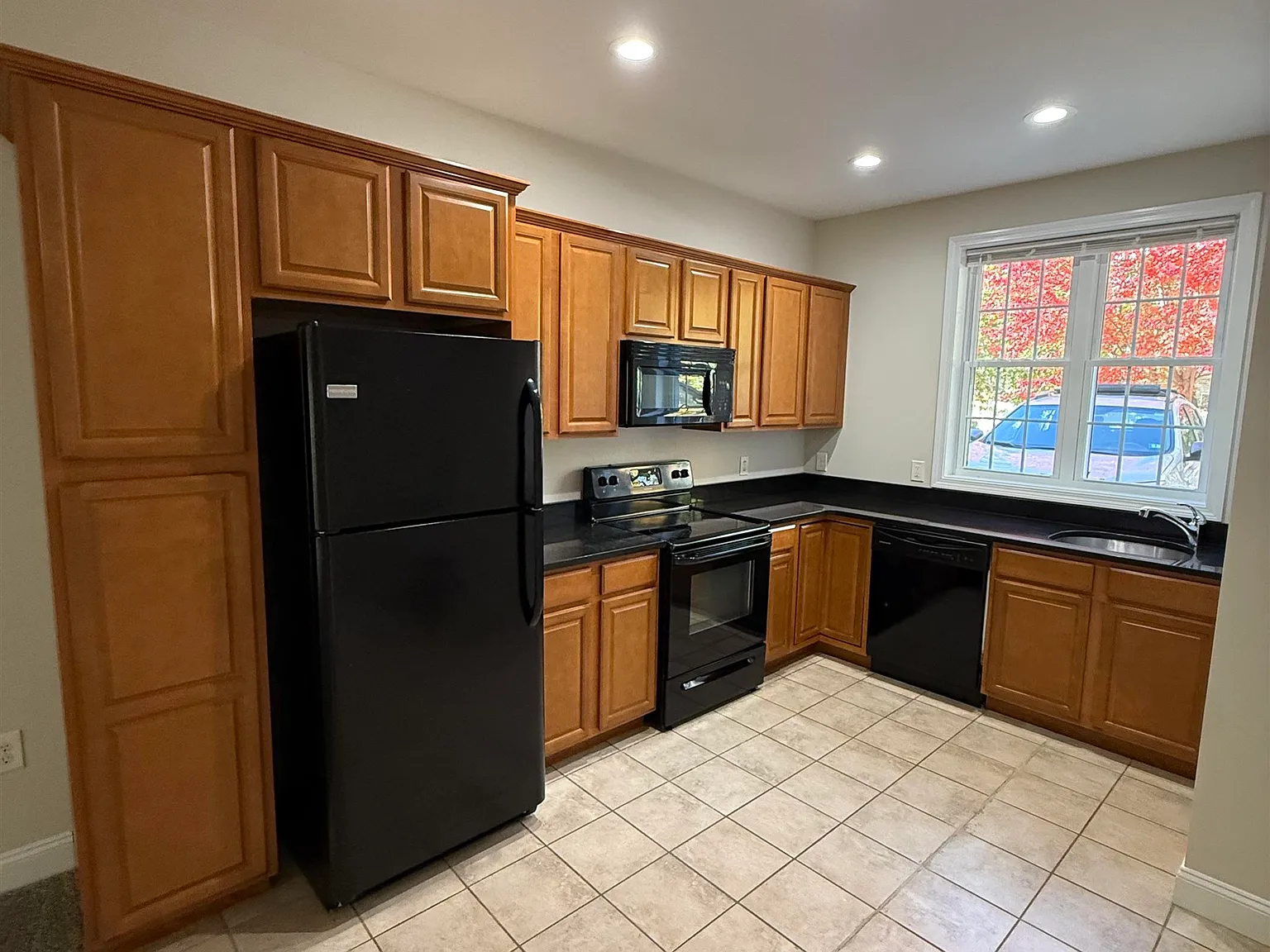 4 bed, 2.5 bath, 1850 sqft, $3,250 — Photo 2