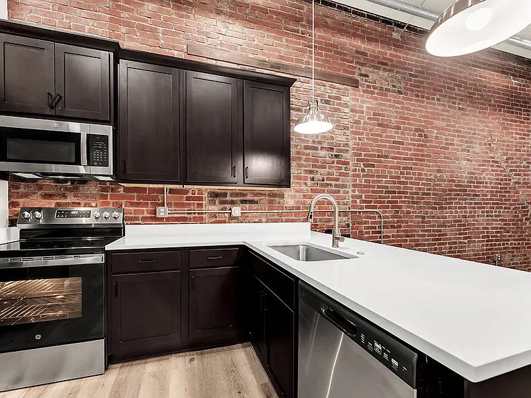 235 N Market Ave — Photo 30