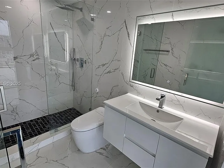 1861 NW North River Dr #11 — Photo 36