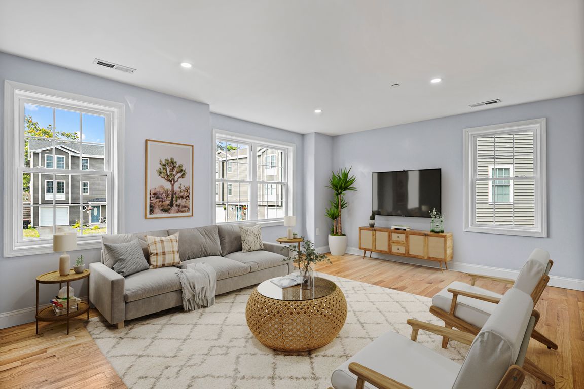 543 Andover St 7 Lawrence MA 20 Living Room_final