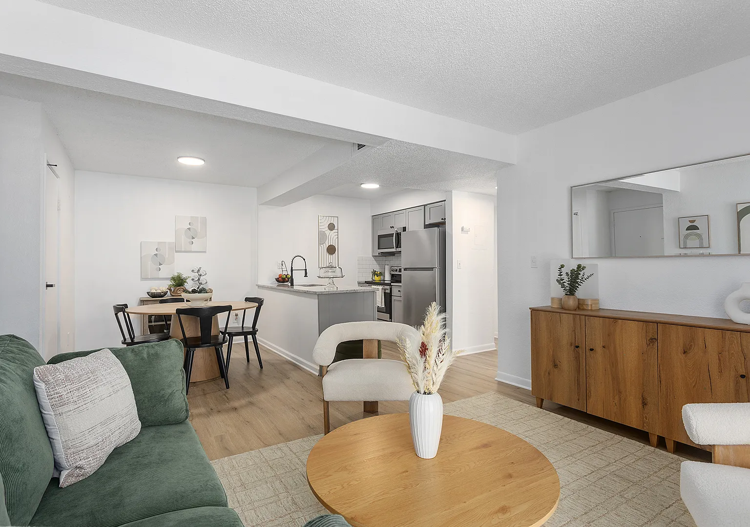 Robin Hill Apartments — Photo 1