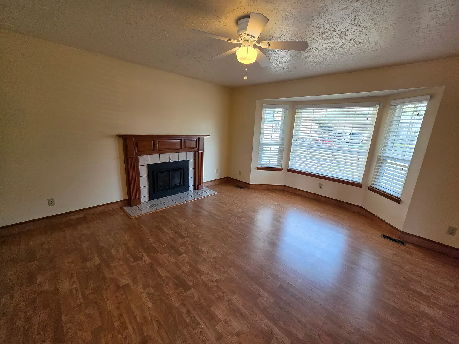 5 bed, 2.5 bath, 2504 sqft, $2,495 — Photo 2