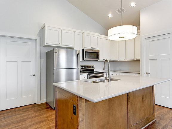 2nd image of 400 Rose Dr #B